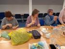 Senioři objevují krásu origami při výrobě papírových květin